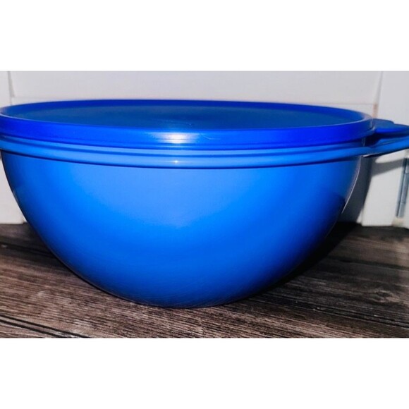Tupperware 12 Cup Thatsa Bowl #2677 with Blue Butterfly Lid 2515 Mixing Storage - Picture 1 of 2